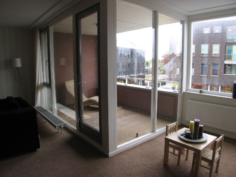 Woonkamer met zicht op terras Woonkamer met zicht op terras